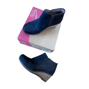 Like new with box Dansko Susan Nubuck in black